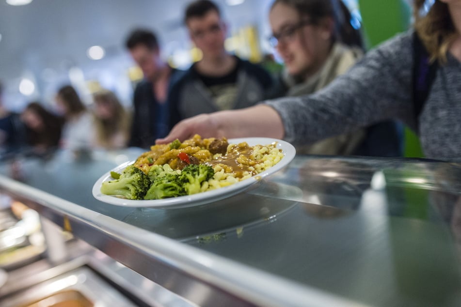 Viele Kinder sitzen mit leeren Mägen im Unterricht.