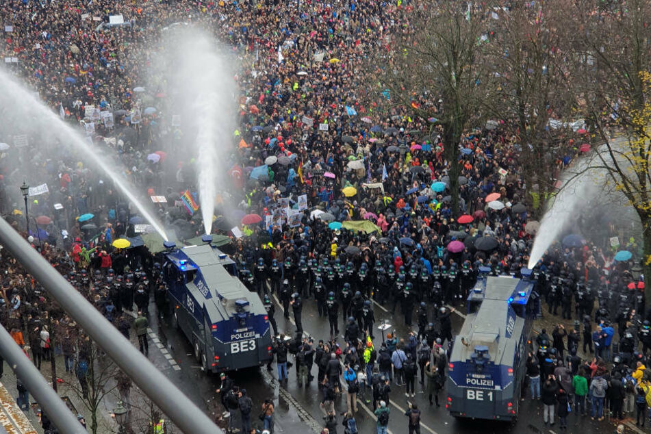 Die Polizei setzt bei einer Demonstration gegen die Corona-Einschränkungen der Bundesregierung am Brandenburger Tor unweit des Reichstagsgebäudes Wasserwerfer ein.
