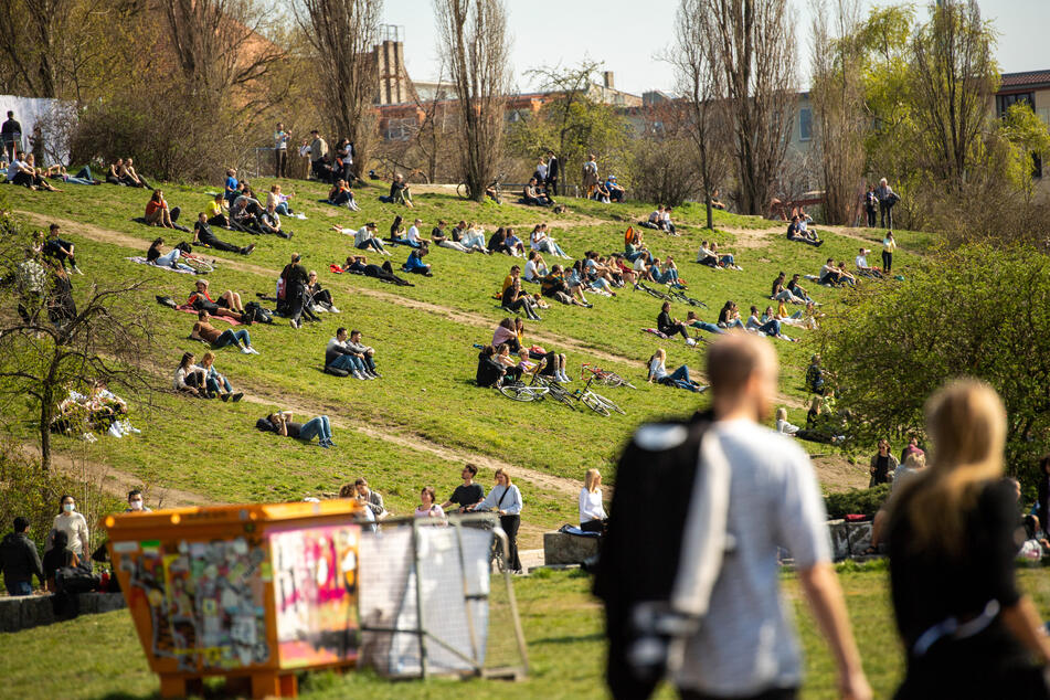 Viele verbrachten den Tag etwa im Mauerpark oder im Volkspark Friedrichshain.