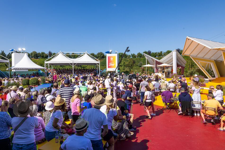Zuschauer und Mitarbeiter sitzen und stehen in der "Immer wieder Sonntags Arena".