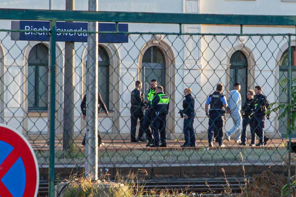 Bis zum Bahnhof Bischofswerda kamen die Verdächtigen. Dort holten die Beamten sie ein.