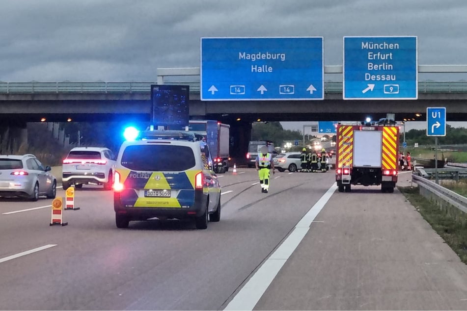 Eine Fahrspur blieb für den Verkehr frei.