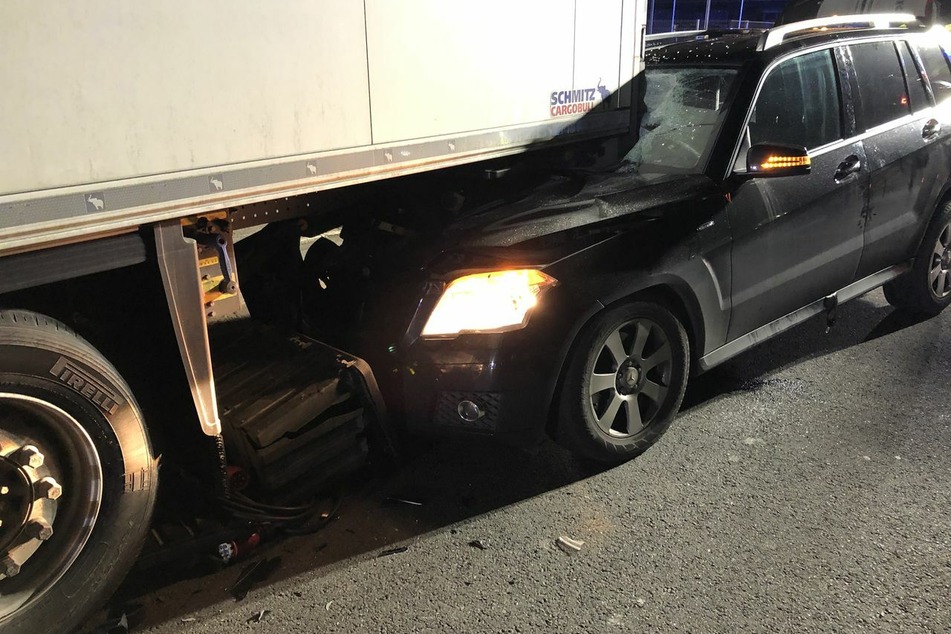 Der Autofahrer krachte ungebremst in den geparkten Lkw.