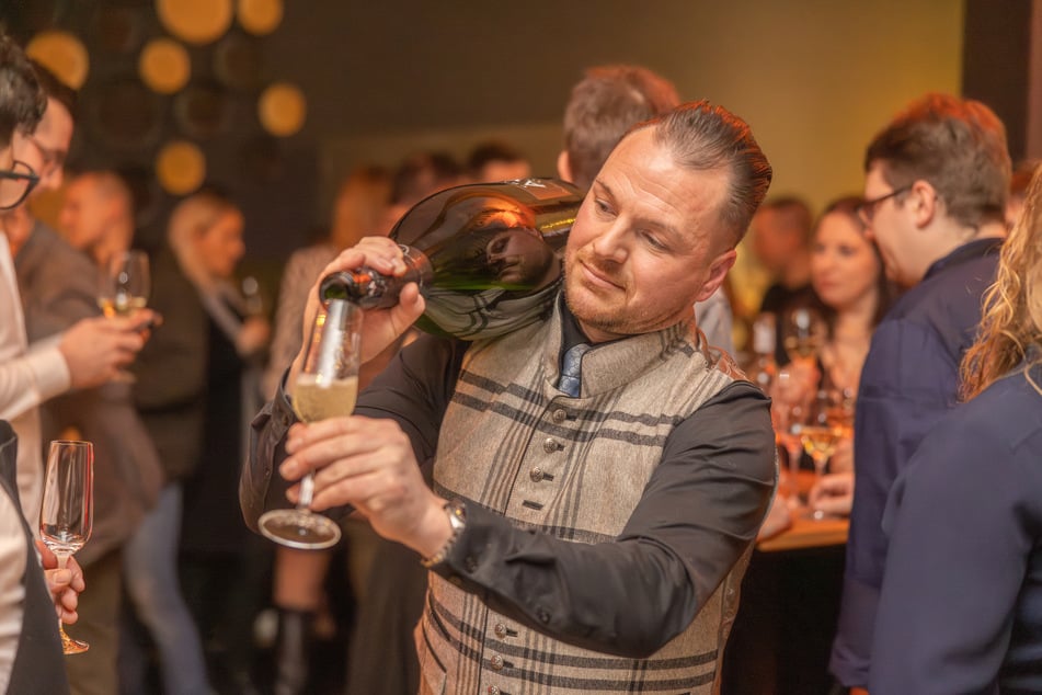 "Beef Boys"-Chef Sascha Kristmann (38) gießt Champagner aus einer 6-Liter-Ayala-Flasche aus.