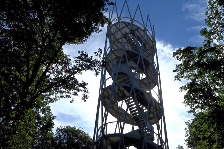Der nagelneue Hardtbergturm ist 32 Meter hoch und kostete die Stadt Königstein 80.0000 Euro.