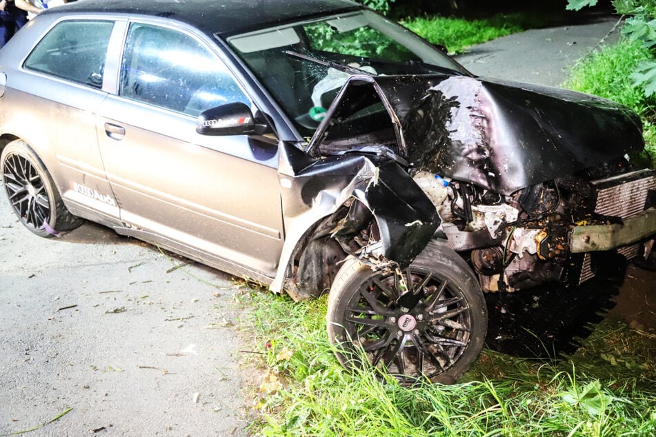 Der Audi wurde im Frontbereich stark beschädigt. Bei dem Unfall entstand ein Sachschaden in Höhe von circa 10.500 Euro.