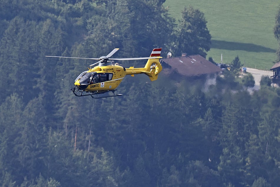 Der Salzburger Rettungshubschrauber flog den Notarzt zum Patienten.