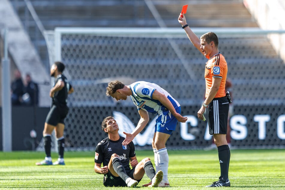 Für gut zehn Minuten spielte der FCM in Überzahl, bevor auch Tobias Müller (32) die Ampelkarte sah.