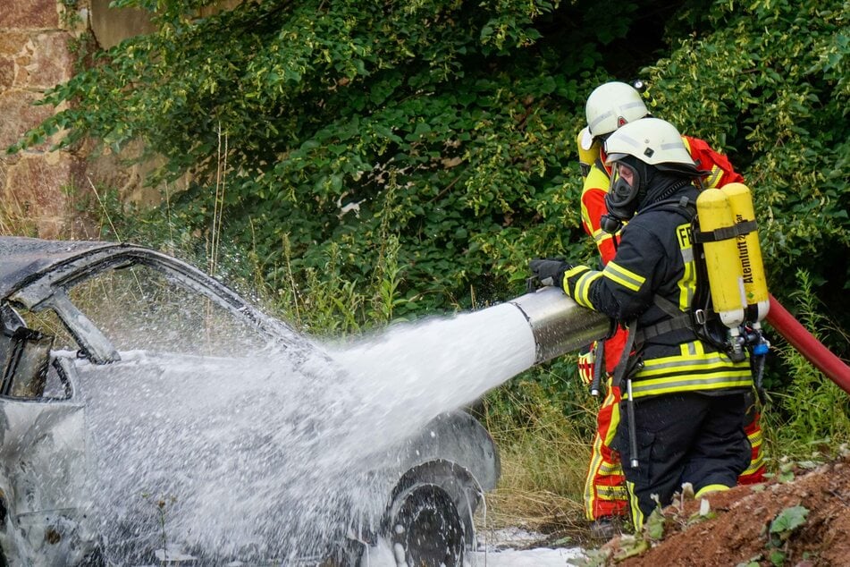 Die Feuerwehr konnte ein Übergreifen auf Pflanzen und angrenzende Gebäude verhindern.