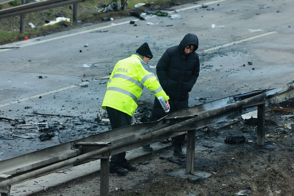 Polizei und Gutachter werten am Sonntag auf der gesperrten Bundesstraße B247 die Spuren des schweren Unfalls vom Vortag aus.