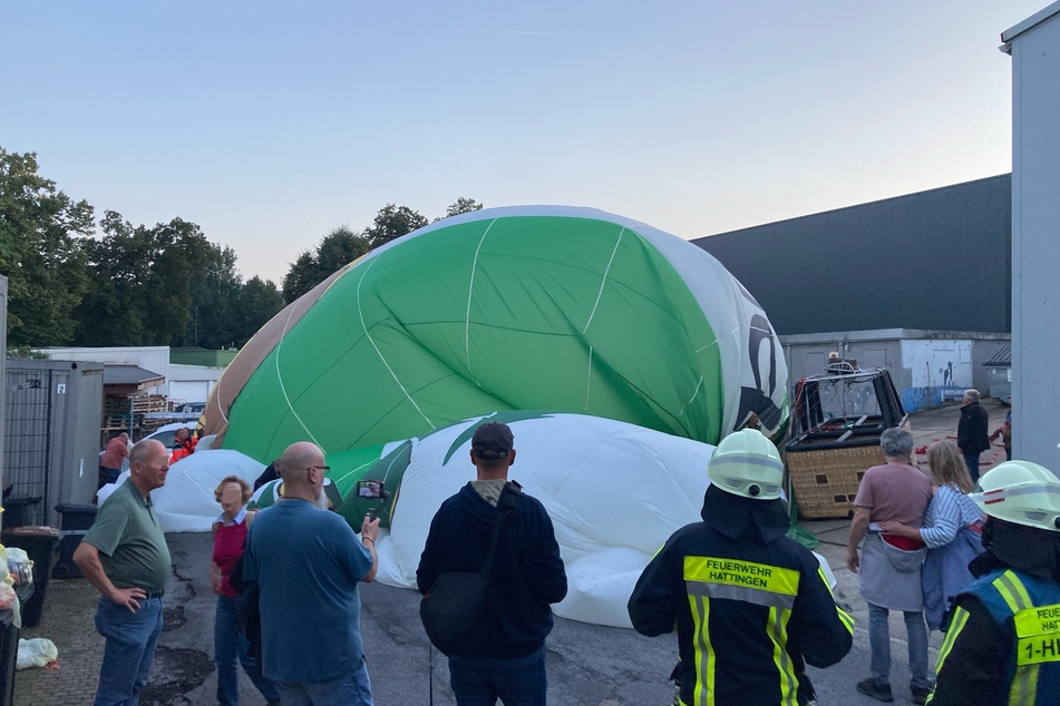 Der Heißluftballon landete im Innenhof eines Gewerbeparks nahe Hattingen bei Wuppertal.