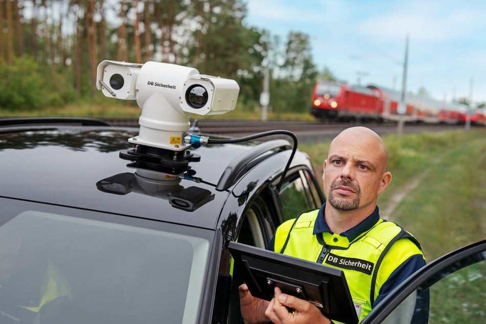 Die Sicherheitsmitarbeiter (m/w/d) der Deutschen Bahn sorgen zum Beispiel dafür, dass keine Sabotage am Streckennetz vorgenommen wurde.