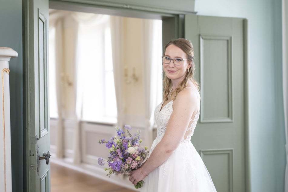 Julia (28) wollte sich zwar auf das Experiment einlassen, ließ sich kurz nach der Trauung doch von heftigen Zweifeln übermannen.