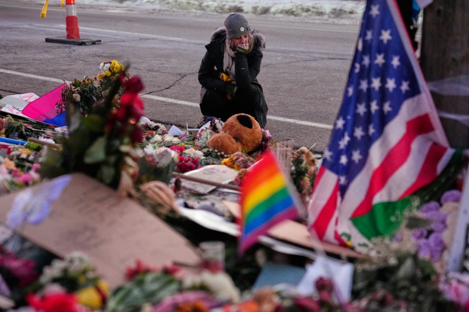Eine Frau besucht eine Gedenkstätte für Renée Good in Minneapolis.