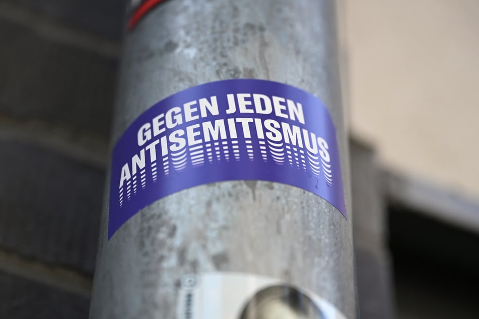 Jennicke positioniert sich klar gegen Antisemitismus.