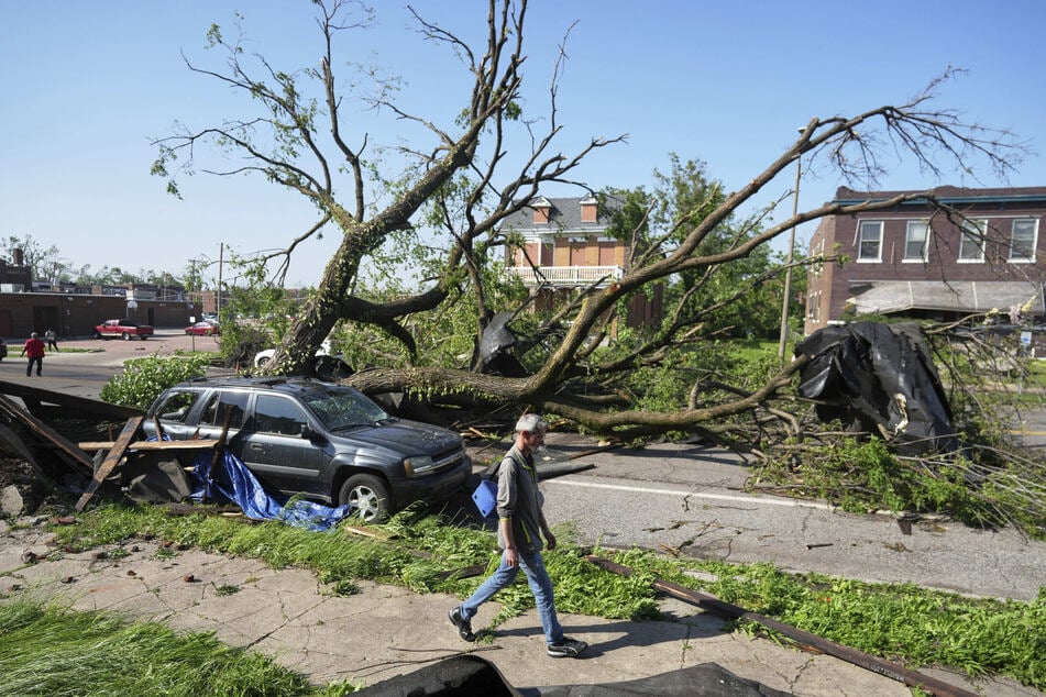 Ein Baum, wie hier in St. Louis (Missouri) blockierte eine Straße, nachdem ein heftiger Sturm durchgezogen war.