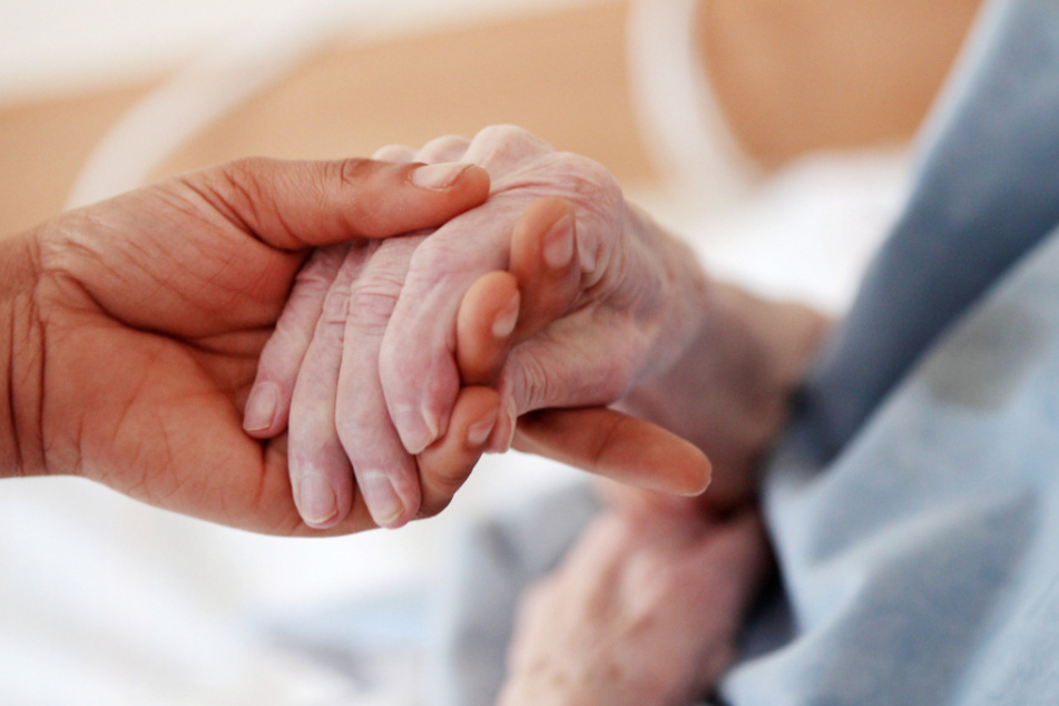 Erst als ihr Konto überzogen war, bemerkte die Seniorin das Verbrechen (Symbolfoto).