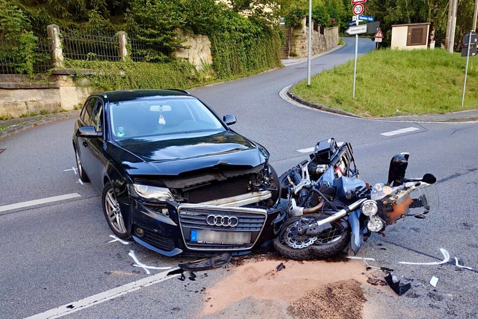 Beim Linksabbiegen erfasste die Audi-Fahrerin den 54-jährigen Motorradfahrer.