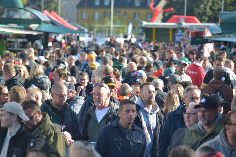 Hunderte Fans pilgerten bereits Stunden vor dem Finale an die Hafenstraße.