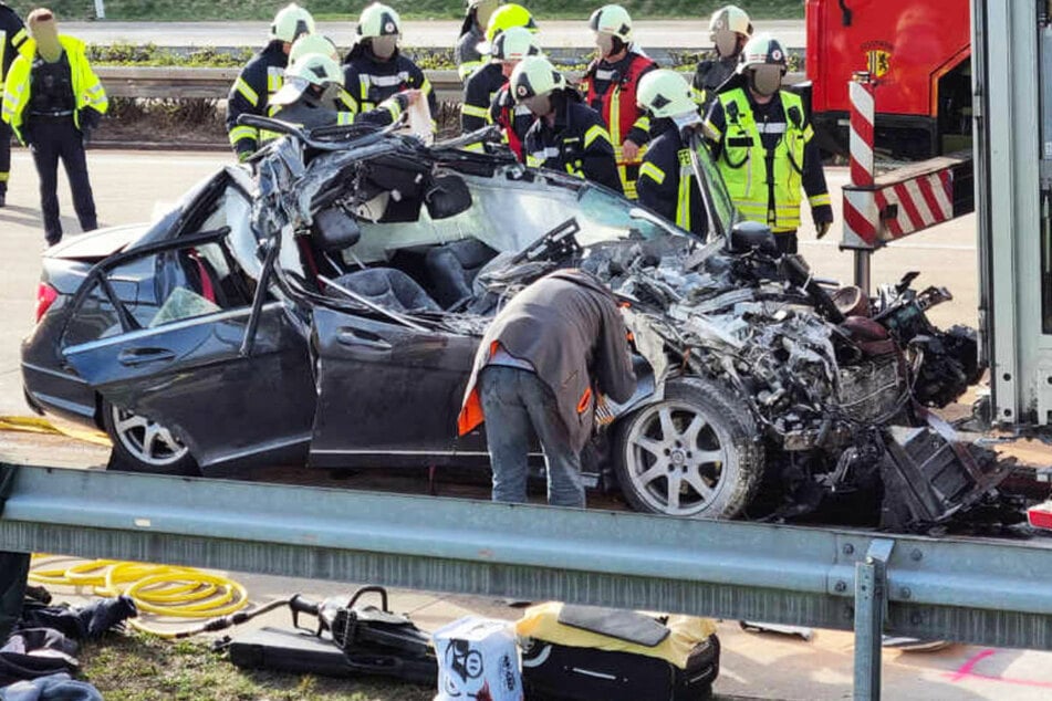 Unfall A4: Nach Horror-Crash auf A4: Mercedes-Fahrer und Beifahrerin verstorben