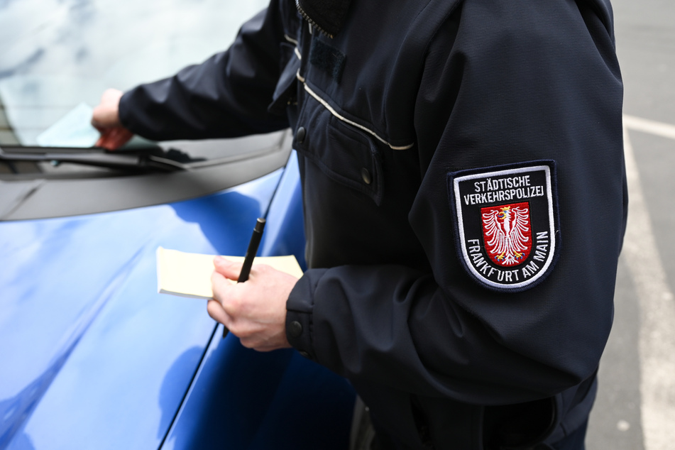 Wer einen Strafzettel oder ein ähnliches Bußgeld bekommt, kann dieses in Frankfurt am Main demnächst auch im Einzelhandel bezahlen. (Symbolfoto)