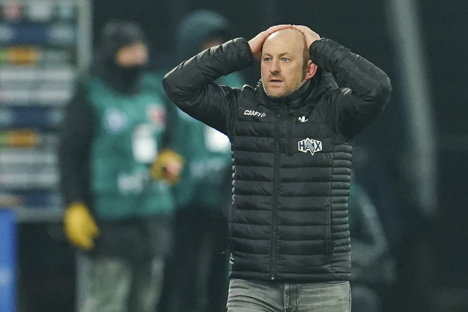 Ist der SV Darmstadt noch vor dem Bundesliga-Abstieg zu retten? Am Samstag in Bremen wird Trainer Torsten Lieberknecht (50) fehlen.