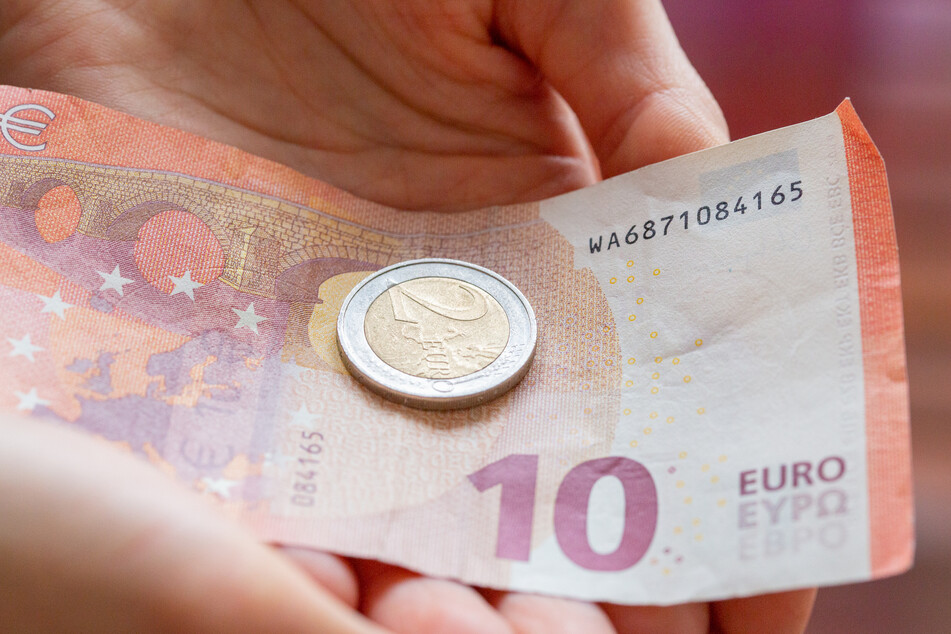 Der gesetzliche Mindestlohn in Deutschland soll zum 1. Oktober 2022 auf zwölf Euro steigen. Damit können sich viele Arbeitnehmer gerade so über Wasser halten.