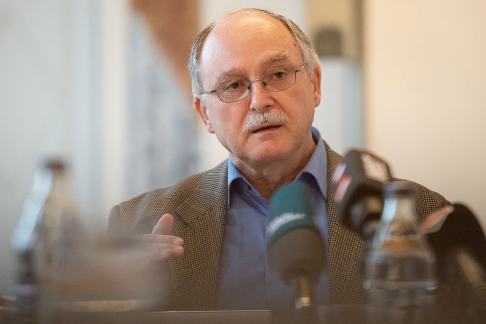 Gerhard Dobler (60) vom Institut für Mikrobiologie der Bundeswehr warnt vor den gesundheitlichen Folgen nach Zeckenbissen.