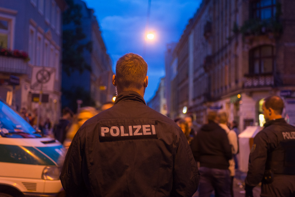 Alarmierte Polizisten konnten die beiden Jugendlichen ausfindig machen und festnehmen. (Symbolbild)