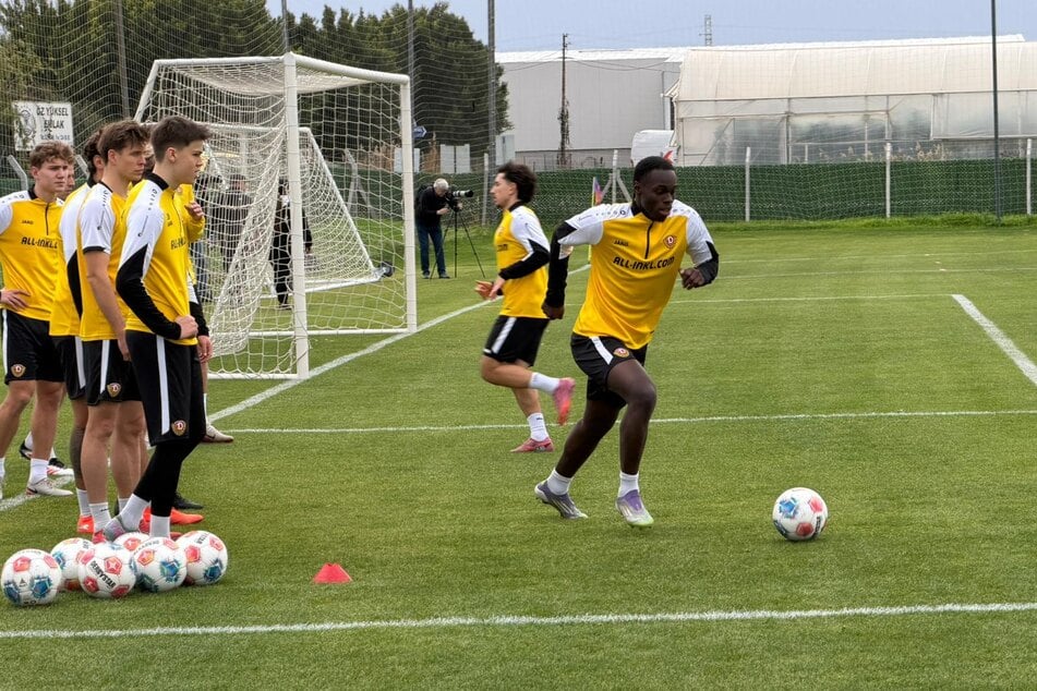 Die einzige Einheit des Tages auf dem Platz findet noch im Trockenen statt.
