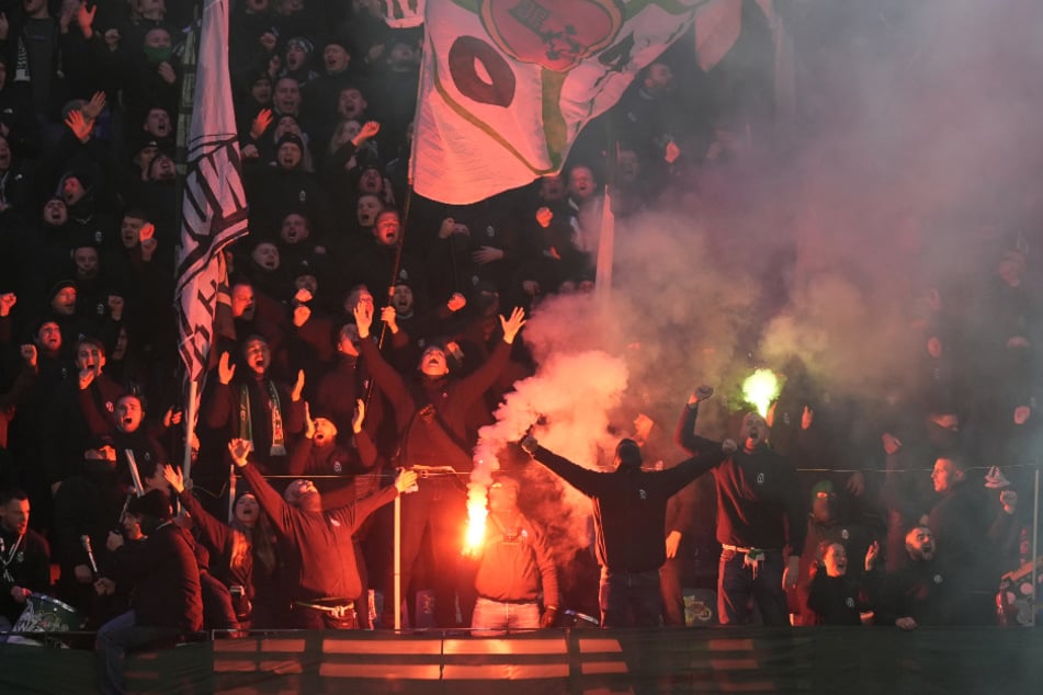 Die Werder-Fans entzündeten schon vor dem Spiel ein ordentliches Feuerwerk.