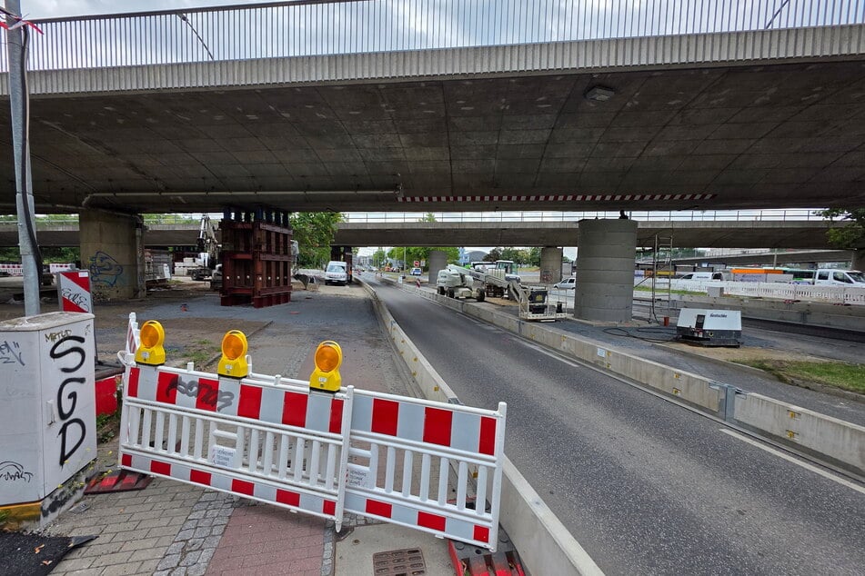 Die Arbeiten liegen im Plan, sodass für Ende Juli die Freigabe der zwei gesperrten Spuren auf der Ammonstraße erwartet wird.