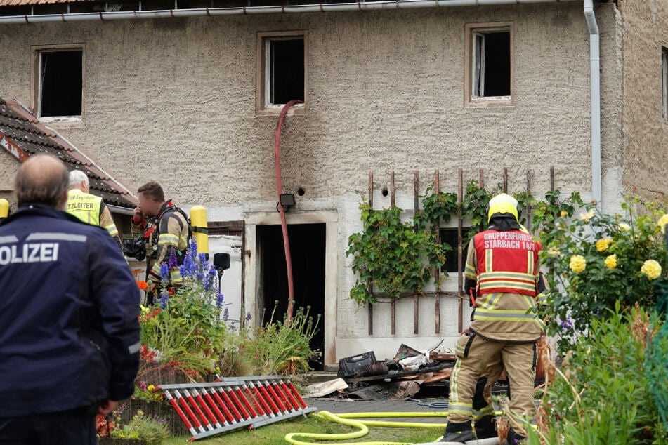 Wegen festgesetzten Brandnestern musste die Decke zur ersten Etage aufgerissen werden.