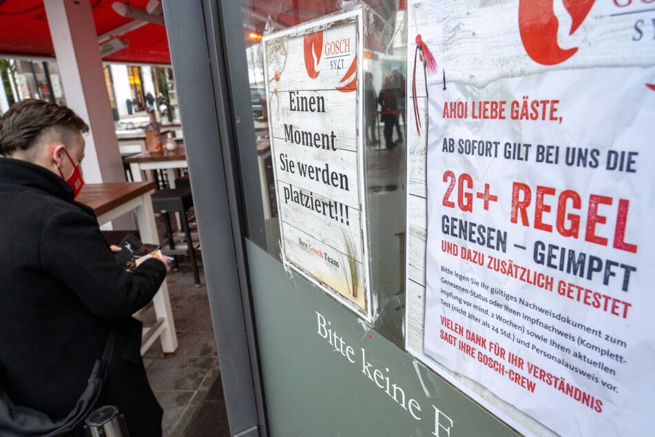 Ein Schild weist auf die 2G-plus-Regel in einem Café hin. In Hamburg gilt die Regelung ab kommenden Montag. (Symbolfoto)
