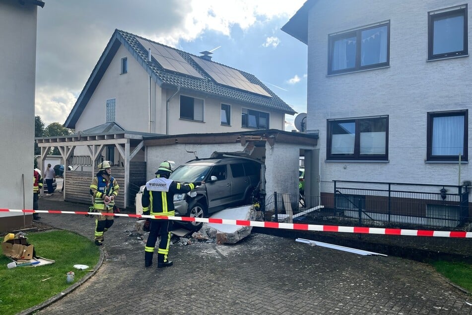 Der Fahrer musste aus dem Wagen befreit werden.