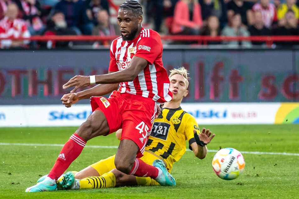 Union Berlins Jordan Siebatcheu (l.) kämpft gegen Nico Schlotterbeck von Borussia Dortmund um den Ball.