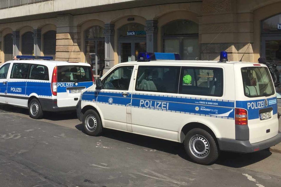 Dresden: Mann tanzt im Dresdner Hauptbahnhof Reisende an, dann demoliert er ein Polizeiauto
