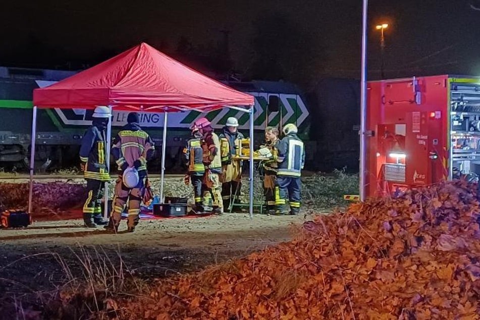 Einsatzkräfte dichteten die Waggons in Passau ab.
