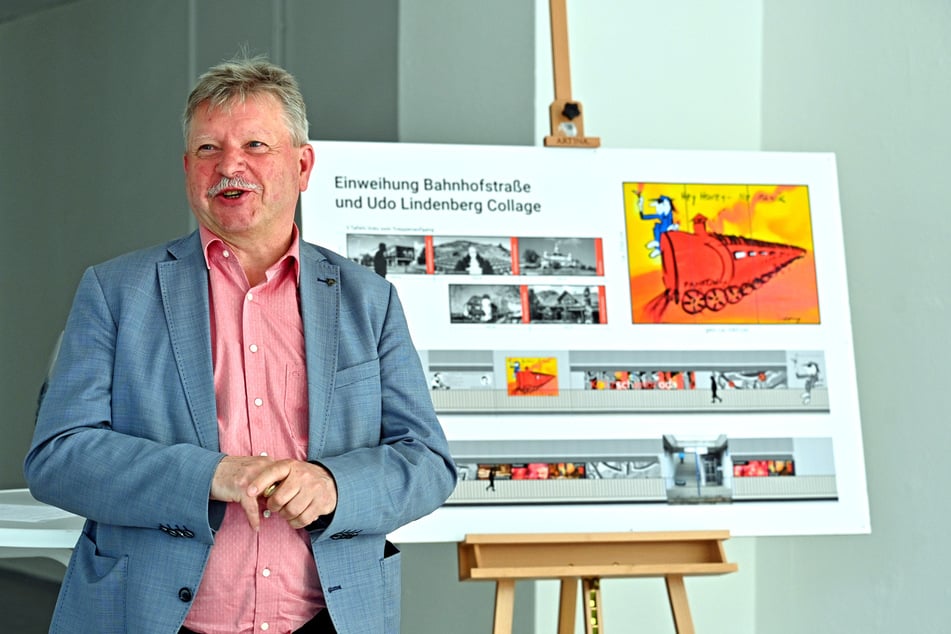OB Bert Wendsche (61) zeigt den Entwurf mit der kompletten Collage entlang der Unterführung.