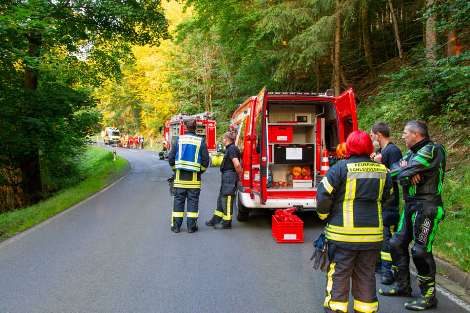 Feuerwehr und Notarzt stehen am Unfallort. Die Einsatzkräfte konnten das Leben des Biker nicht mehr retten.
