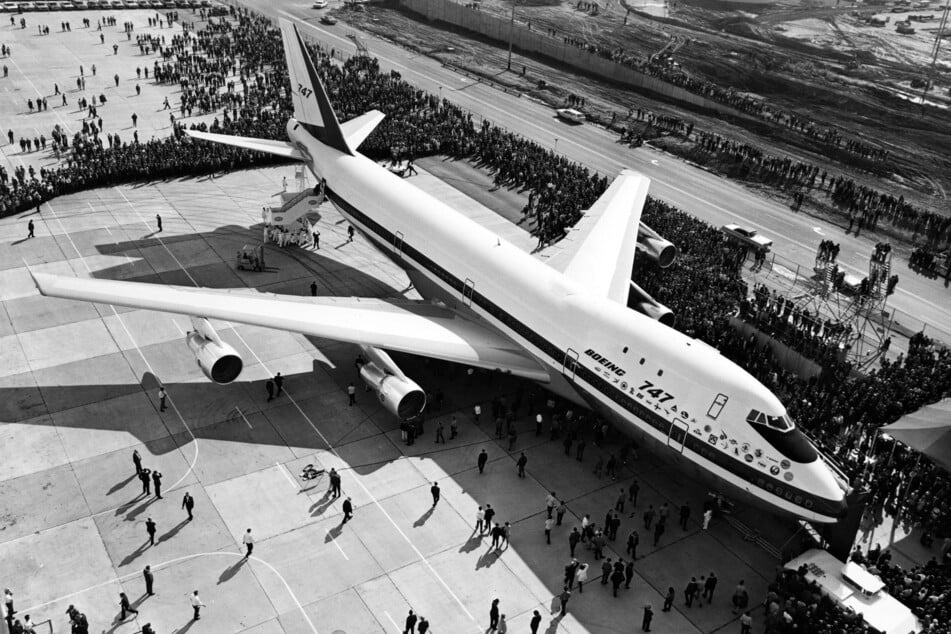 Am 30. September 1968 wurde das erste Vorserienflugzeug der Öffentlichkeit präsentiert. Es war lange Zeit das größte Flugzeug überhaupt.
