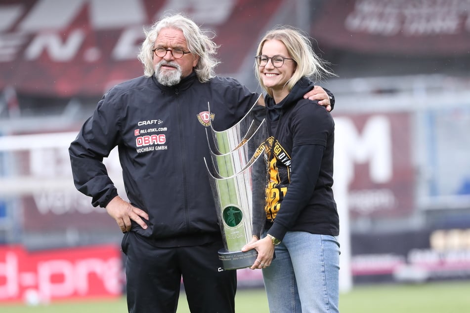 Am Ziel angekommen: Dynamos Co-Trainer Heiko Scholz (55) mit Teammanagerin Marie Jenhardt und dem Meisterschaftspokal.
