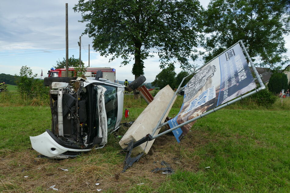 Nach mehreren Überschlägen blieb der Unfallwagen schließlich seitlich auf einer Wiese liegen.