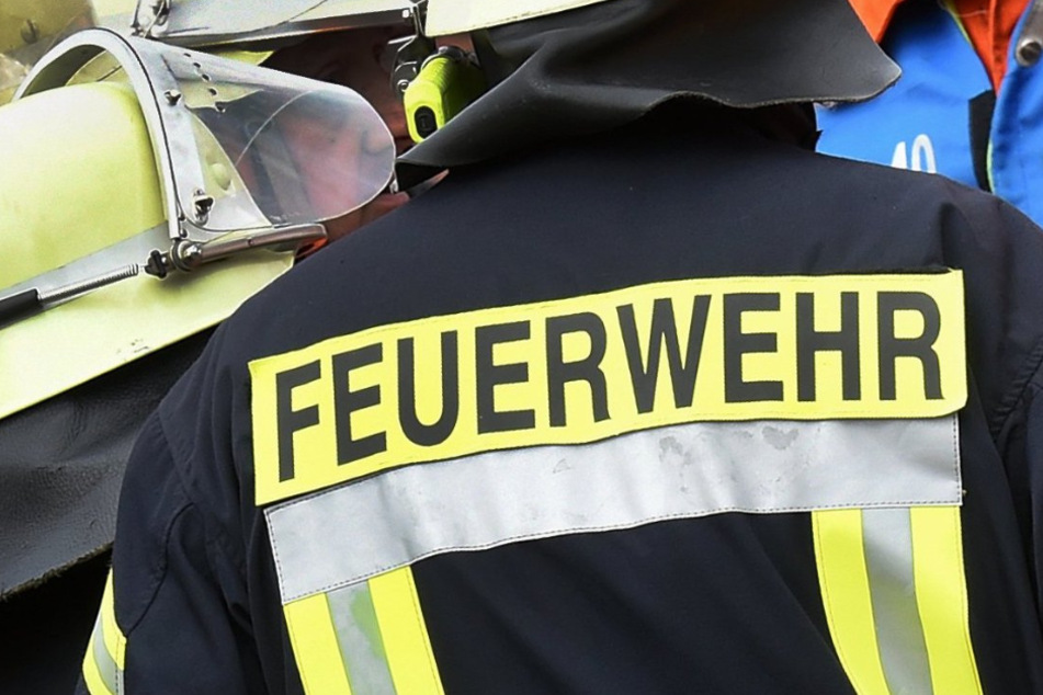 Die Feuerwehr konnte ein Übergreifen der Flammen auf ein Wohnhaus verhindern. (Symbolbild)