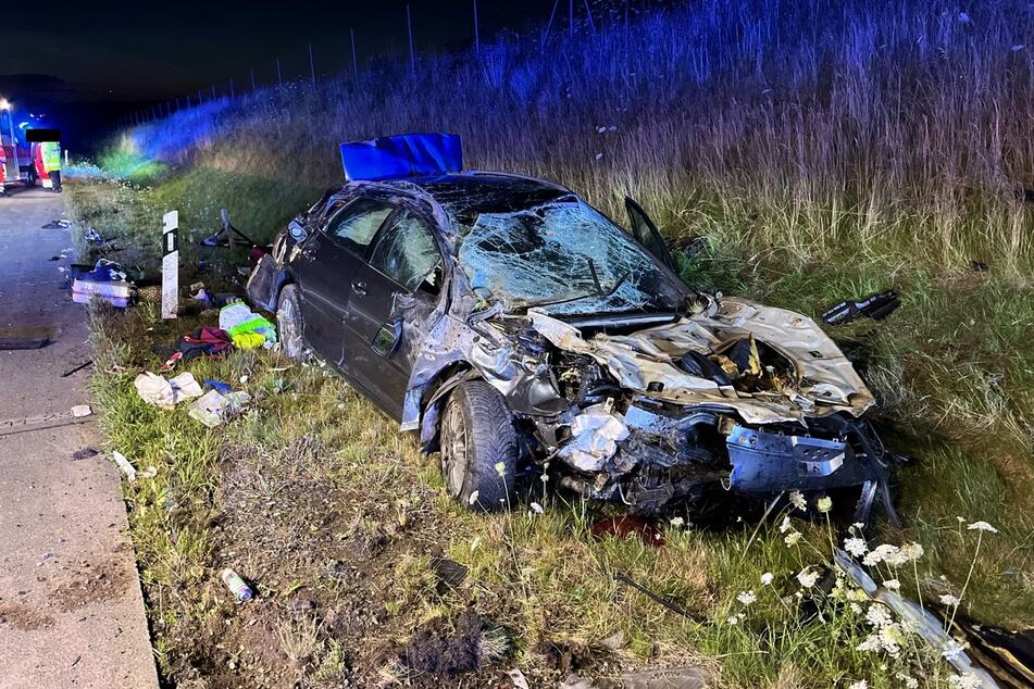 Der Peugeot hatte sich überschlagen und war im angrenzenden Graben liegengeblieben.
