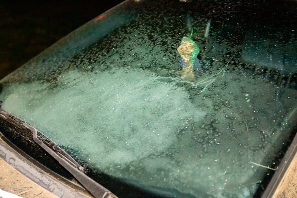 Frostige Nacht! Eis bedeckte Fahrzeuge und auch Wiesen.