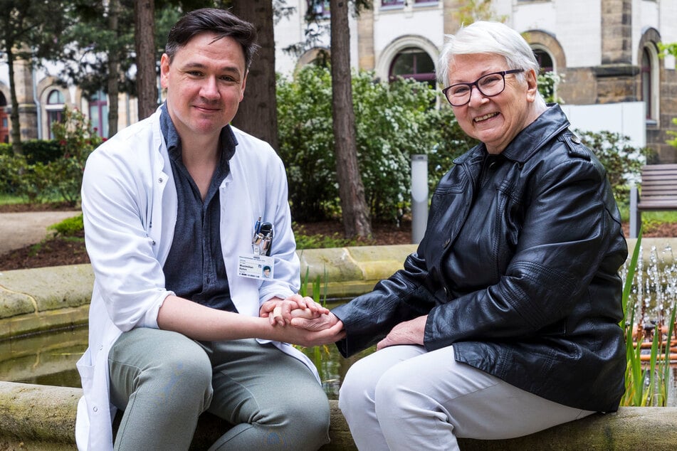 Krebspatientin Monika Puhlmann (75) mit ihrem behandelnden Facharzt für Strahlentherapie Dr. Maximilian Rehm (35).
