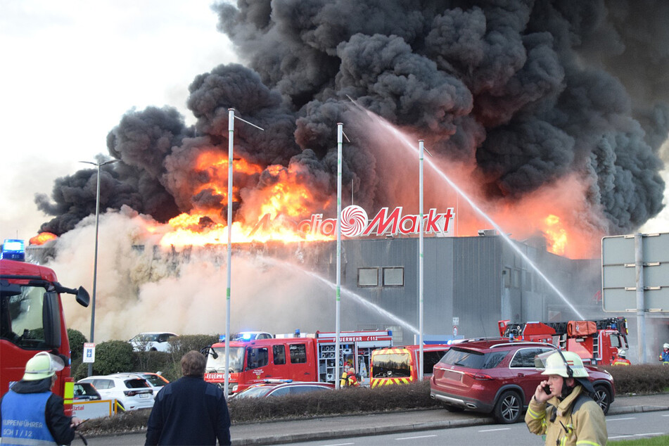 Nach Brand in Mosbacher Einkaufscenter: Dachdecker im Visier der Ermittler