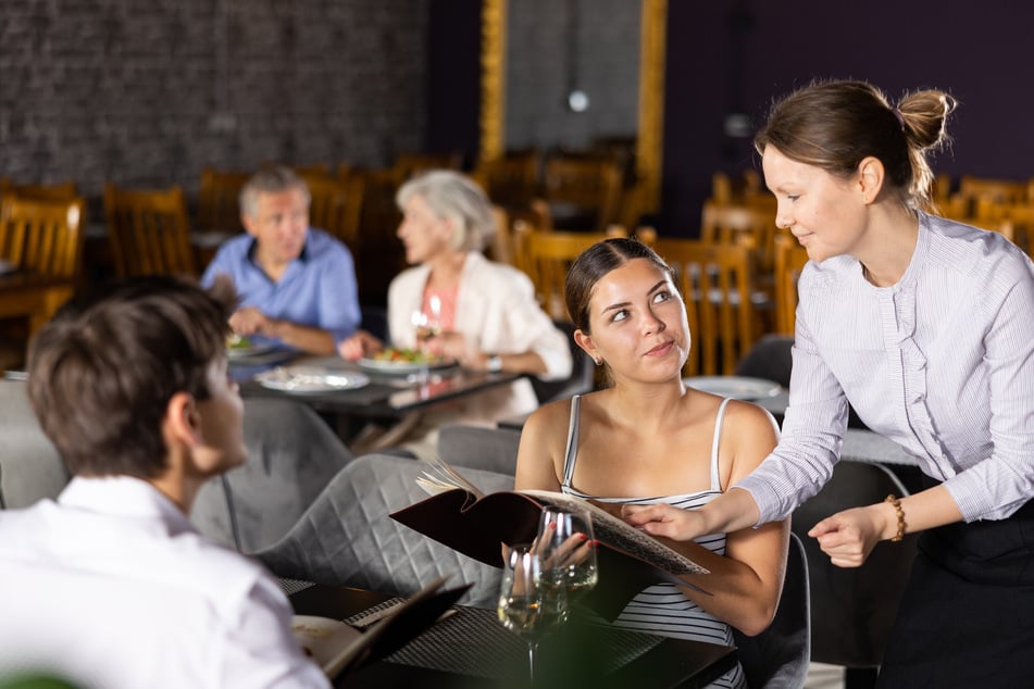 Man muss eben die Karte genau studieren, bevor man bestellt, findet das Restaurant. Außerdem könne man mit der Gebühr Preiserhöhungen auf der Speisekarte vermeiden. (Symbolbild)