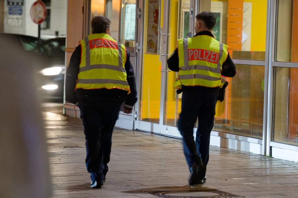 Polizisten patrouillieren bereits seit den frühen Morgenstunden rund um den Kölner Hauptbahnhof.